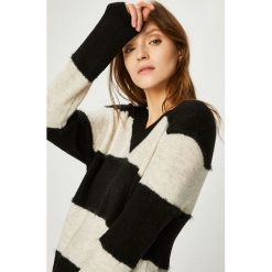Jacqueline de Yong - Sweter Rascal. Czarne swetry oversize damskie marki Jacqueline de Yong, s, z elastanu. W wyprzedaży za 59,90 zł.