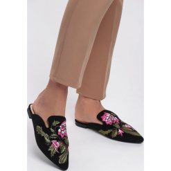 Czarne Klapki Made For You. Czarne klapki damskie Renee, z haftami, bez obcasa, na płaskiej podeszwie. Za 49,99 zł.
