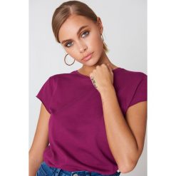 NA-KD Basic T-shirt z surowym wykończeniem - Purple. Fioletowe t-shirty damskie NA-KD Basic, z bawełny, z okrągłym kołnierzem. Za 40,95 zł.