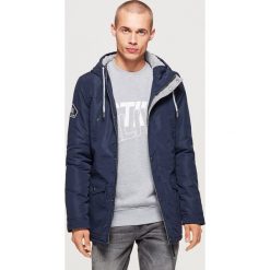 Parka z kapturem - Granatowy. Niebieskie parki męskie marki Cropp, l. Za 249,99 zł.