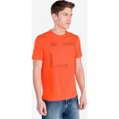 Armani Exchange Koszulka Pomarańczowy. Pomarańczowe podkoszulki męskie Armani Exchange, xl, z nadrukiem, z bawełny, bez kołnierzyka, z krótkim rękawem, krótkie. Za 343,95 zł.