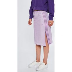 Adidas Originals - Spódnica. Fioletowe spódniczki damskie dzianinowe marki adidas Originals, z podwyższonym stanem, midi. W wyprzedaży za 179,90 zł.