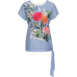 Shirt z kwiatowym nadrukiem bonprix niebiesko-biały z nadrukiem. Niebieskie koszulki damskie marki bonprix, w paski, z tkaniny, bez kołnierzyka, bez rękawów. Za 54,99 zł.