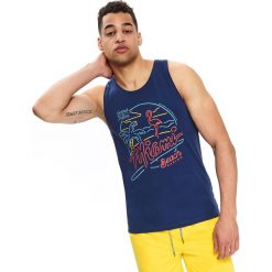 T-SHIRT BEZ RĘKAWÓW LUŹNY Z NADRUKIEM. Niebieskie t-shirty męskie Top Secret, na lato, m, z nadrukiem, wakacyjne, bez kołnierzyka. Za 29,99 zł.
