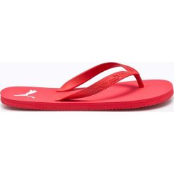 Puma - Japonki. Czerwone klapki damskie marki Puma, z materiału, na płaskiej podeszwie. W wyprzedaży za 59,90 zł.