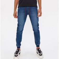 Denimowe spodnie jogger slim - Niebieski. Niebieskie spodnie męskie House, m, z jeansu. Za 139,99 zł.