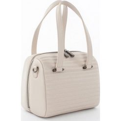 Torebki klasyczne damskie: Skórzana torebka w kolorze kremowym – 23 x 18 x 13 cm
