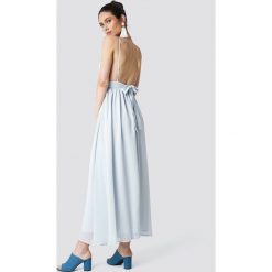 Schanna x NA-KD Sukienka z odkrytymi plecami - Blue. Niebieskie sukienki na komunię Schanna x NA-KD, dekolt w kształcie v. Za 283,95 zł.
