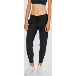 Under Armour - Spodnie. Czarne spodnie damskie marki Under Armour, s, z poliesteru. W wyprzedaży za 339,90 zł.