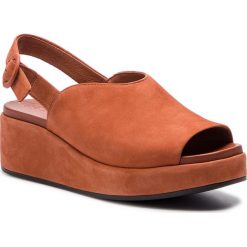 Sandały CAMPER - Misia K200592-003 Brown. Pomarańczowe klapki damskie Camper, bez wzorów, ze skóry, bez obcasa, na obcasie. W wyprzedaży za 429,00 zł.