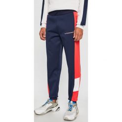 Tommy Sport - Spodnie. Niebieskie spodnie męskie Tommy Sport, na co dzień, s, bez wzorów, z poliesteru, sportowe. W wyprzedaży za 339,90 zł.
