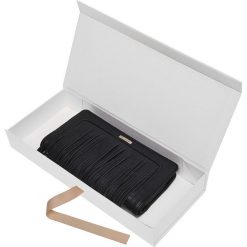 PORTEL Z FRĘDZLAMI. Czarne portfele damskie Top Secret, z aplikacjami. W wyprzedaży za 34,99 zł.