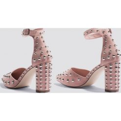 Josefin Ekström for NA-KD Czółenka w szpic zdobione ćwiekami - Pink. Różowe buty ślubne damskie Josefin Ekström for NA-KD. Za 242,95 zł.