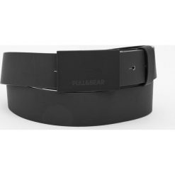 Gumowany pasek z blaszką. Czarne paski męskie Pull&Bear, w paski. Za 39,90 zł.