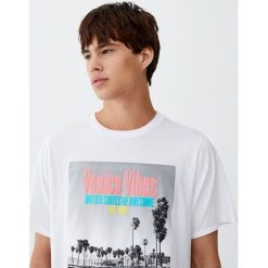 Koszulka ze zdjęciem „Venice Vibes”. Białe koszulki męskie Pull&Bear, m, bez wzorów, bez kołnierzyka, z krótkim rękawem, krótkie. Za 49,90 zł.