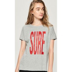 T-shirt z napisem - Jasny szar. Szare t-shirty damskie marki Sinsay, l, z napisami. W wyprzedaży za 14,99 zł.