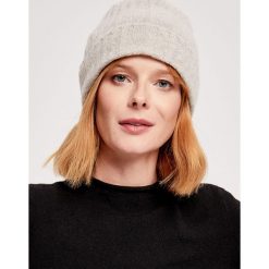 Czapka w kolorze jasnoszarym. Szare czapki damskie ZOCHA, z kaszmiru. W wyprzedaży za 119,95 zł.