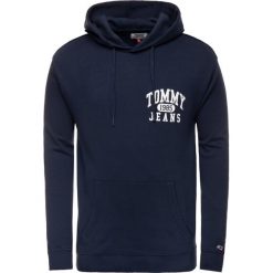 Bluza Tommy Jeans DM0DM06591. Pomarańczowe bluzy męskie Tommy Jeans, s, bez wzorów, z bawełny, bez kołnierzyka, bez rękawów, bez kaptura. W wyprzedaży za 209,00 zł.