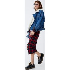 Spódnica midi w kratkę z guzikami. Czerwone spódniczki damskie Pull&Bear, w kratkę, midi. Za 79,90 zł.