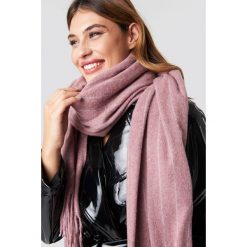 NA-KD Accessories Szalik Woven Pinstripe - Pink. Różowe szaliki damskie marki NA-KD Accessories, bez wzorów, z materiału. Za 100,95 zł.