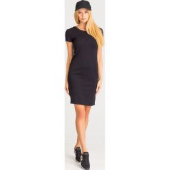 SUKIENKA Armani Exchange. Czarne sukienki damskie Armani Exchange, na co dzień, s, z aplikacjami, z materiału, z okrągłym kołnierzem, bez rękawów, proste. Za 559,00 zł.