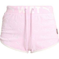 Fenty PUMA by Rihanna DOLPHIN Szorty pink lady. Różowe spodnie damskie marki Fenty PUMA by Rihanna, s, z bawełny. Za 509,00 zł.