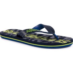 Japonki SUPERDRY - Scuba Camo Flip Flop MF310003A Rich Navy ADQ. Niebieskie klapki męskie Superdry, bez wzorów, z tworzywa sztucznego. W wyprzedaży za 99,00 zł.