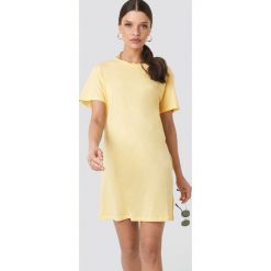 NA-KD T-Shirt Dress - Yellow. Żółte t-shirty damskie NA-KD, bez wzorów, z okrągłym kołnierzem. Za 80,95 zł.