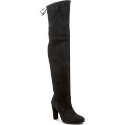 Muszkieterki STUART WEITZMAN - Highland Black Suede. Czarne kozaki damskie marki Stuart Weitzman, ze skóry, bez obcasa, na obcasie, bez zapięcia. Za 3700,00 zł.