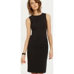 Sukienka damska gładka. Czarne sukienki damskie eleganckie, midi, dopasowane. W wyprzedaży za 49,99 zł.