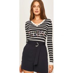 Guess Jeans - Sweter. Białe swetry damskie Guess Jeans, s, z aplikacjami, z elastanu, bez rękawów, bez kaptura. Za 329,90 zł.