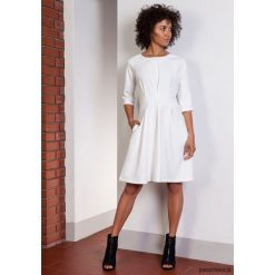 SUKIENKA Z ROZKLOSZOWANYM DOŁEM,SUK122 ecru. Sukienki damskie Pakamera, bez wzorów, z poliesteru, bez kołnierzyka, bez rękawów, midi, rozkloszowane. Za 172,00 zł.