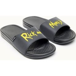 Klapki Rick and Morty - Czarny. Czarne klapki damskie Cropp, bez wzorów, bez obcasa. Za 59,99 zł.