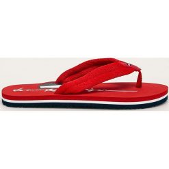 Tommy Hilfiger - Japonki dziecięce. Czerwone sandały dziewczęce TOMMY HILFIGER, z gumy, bez zapięcia. W wyprzedaży za 89,90 zł.