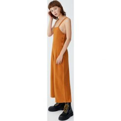 Długi kombinezon z guzikami z boku. Czarne kombinezony damskie Pull&Bear, bez wzorów, bez kołnierzyka, z długim rękawem, długie. Za 99,90 zł.