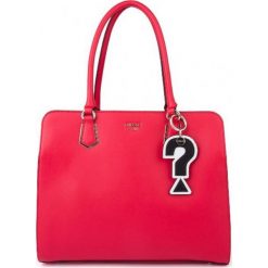 Guess torebka HWVG68 76090 różowa. Różowe torebki klasyczne damskie Guess, z aplikacjami, eleganckie, bez dodatków. Za 619,00 zł.