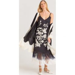 SUKIENKA Twinset. Czarne sukienki damskie Twinset, na co dzień, w paski, z tkaniny, z włoskim kołnierzykiem, z długim rękawem, długie, midi, proste. Za 489,00 zł.