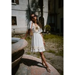 Biała Sukienka Satisfier. Białe sukienki damskie Renee, s, bez wzorów, bez kołnierzyka, bez rękawów, mini. Za 149,99 zł.