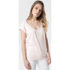 Jasnoróżowy T-shirt Luaphis. Różowe bluzki damskie Born2be, s, bez wzorów, z jeansu, eleganckie, bez kołnierzyka, z krótkim rękawem. Za 54,99 zł.