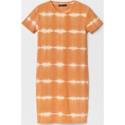 Sukienka z efektem tie dye - Żółty. Żółte sukienki damskie Reserved, bez wzorów, bez kołnierzyka, bez rękawów. W wyprzedaży za 15,99 zł.