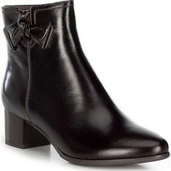 Buty damskie. Pomarańczowe botki damskie Wittchen, ze skóry, klasyczne, bez obcasa, na słupku, bez zapięcia. W wyprzedaży za 349,90 zł.