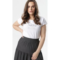 Biały T-shirt Aigalyse. Białe bluzki dziewczęce Born2be, z nadrukiem, z okrągłym kołnierzem, z krótkim rękawem, krótkie, bez kaptura. Za 39,99 zł.