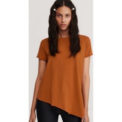 T-shirt z asymetrycznym dołem - Brązowy. Pomarańczowe t-shirty damskie Reserved, s, bez wzorów, z asymetrycznym kołnierzem. Za 29,99 zł.