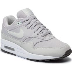 Buty NIKE - Air Max 1 319986 043 Vast Grey/Spruce Aura. Szare półbuty damskie Nike, bez wzorów, z zamszu, bez obcasa, na płaskiej podeszwie, bez zapięcia. W wyprzedaży za 409,00 zł.