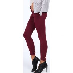 Jeansy z perełkami na nogawkach bordowe 1036. Czerwone jeansy damskie Fasardi, s, z jeansu. Za 99,00 zł.