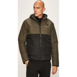 New Balance - Kurtka. Zielone płaszcze męskie New Balance, s, bez wzorów, z poliesteru, krótkie, z kapturem. W wyprzedaży za 319,90 zł.