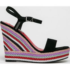 Pepe Jeans - Sandały. Czarne koturny damskie Pepe Jeans, bez obcasa, na obcasie, na klamry. Za 369,90 zł.