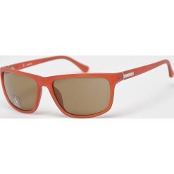 Calvin Klein - Okulary CK3161S.286. Czerwone okulary przeciwsłoneczne męskie marki Calvin Klein, prostokątne. W wyprzedaży za 199,90 zł.