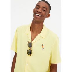 Koszula z krótkim rękawem z haftem. Żółte koszule męskie Pull&Bear, m, z haftami, bez kołnierzyka, z krótkim rękawem. Za 62,90 zł.