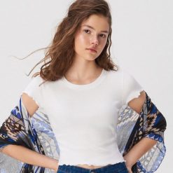Dopasowany crop top - Biały. Białe topy damskie Sinsay, s, bez wzorów, bez kołnierzyka. Za 14,99 zł.
